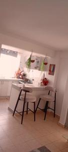 una cucina con tavolo e sedie in una stanza di The Amber Homes a Meru