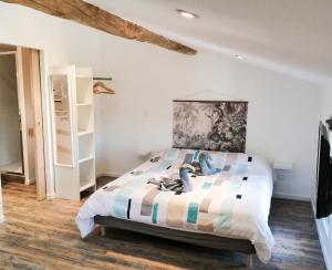 a bedroom with a bed in a room with white walls at Studio charmant à Saint-Jory, 25 m², piscine partagée in Saint-Jory +4 photos