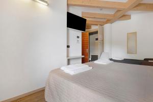a bedroom with a bed with two towels on it at Cameras Mori in Mori
