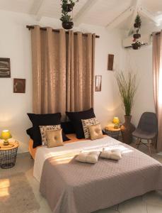 a bedroom with a bed with curtains and two tables at Appartement cosy à Sainte Rose / 50 m² / Piscine partagée in Diavet