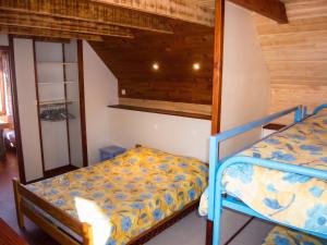 a bedroom with two bunk beds in a room at Chalet charmant au Tholy avec piscine partagée in Le Tholy