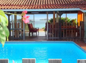 a house with a swimming pool and a chair at Maison spacieuse avec piscine privée à Le François in Le François