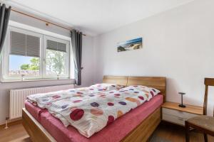 a bedroom with a bed and a window at Ferienhof Martens in Schülperweide