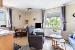 a living room with a couch and a table at Ferienhof Martens in Schülperweide