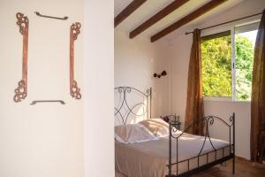 a bedroom with a bed and a window at Villa cosy avec piscine privée - Le Gosier. in Le Gosier
