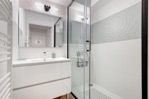 a bathroom with a shower and a sink at Appartement chez Coco avec piscine in Soulac-sur-Mer