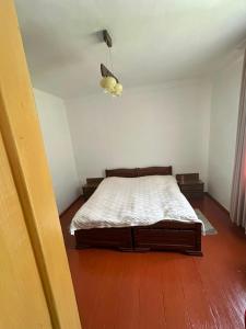 a bedroom with a bed in a room at Guest House Babi in Letsperi