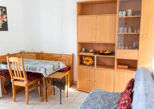 a small room with a table and a kitchen at Maison charmante à San-Nicolao avec piscine partagée in San-Nicolao