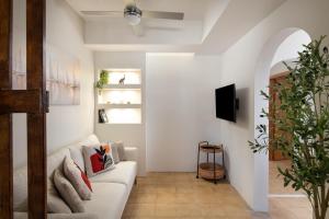 a living room with a couch and a tv at Silvia's Haus in Neos Marmaras