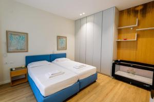a bedroom with a blue bed in a room at Vila IL SOLE GREEN COAST in Palasë