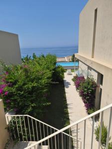 a balcony of a building with the ocean in the background at Vila IL SOLE GREEN COAST in Palasë