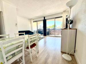 a white room with a bed and a large window at Reflet d’Azur - 4 personnes - Point zéro in La Grande Motte