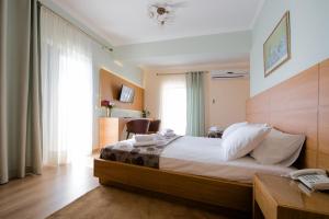 una habitación de hotel con una cama y un escritorio en Olympion, en Atenas