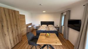 a small room with a table and a bed at Ferienwohnung Lisa in Grabenstätt