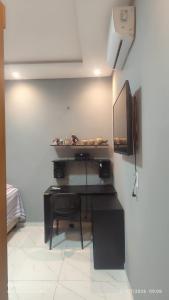 a room with a desk with a computer on a wall at Casa Toda com Garagem a 3km do Aeroporto in Teresina