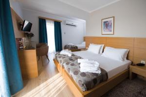 Una habitación de hotel con una cama con toallas. en Olympion, en Atenas 37 fotos más