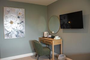 a room with a desk with a mirror and a chair at Canavans Hotel in Garvaghy +12 photos