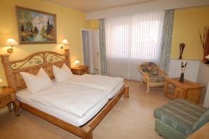Postel nebo postele na pokoji v ubytování Hotel Auf Dem Langenhof Wunstorf