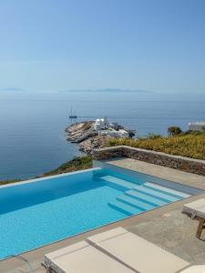 a swimming pool with a view of the ocean at Paradise Place Sifnos in Chrisopigi