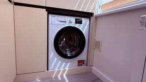 a washer and dryer in a laundry room at Apartment OneClickRent 16 in Chişinău