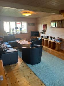 ein Wohnzimmer mit Sofas und einem Tisch in der Unterkunft Sävekulla 207 "Brygghuset" in Älvsered
