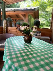 a vase filled with flowers sitting on a table at Park Poleski - Sosnowe Zacisze in Grabniak