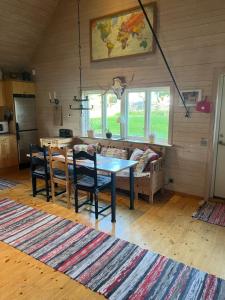ein Esszimmer mit einem Tisch und einem Sofa in der Unterkunft Sävekulla 207 "Brygghuset" in Älvsered