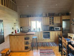 eine Küche mit Holzschränken und einer Arbeitsplatte in der Unterkunft Sävekulla 207 "Brygghuset" in Älvsered + 18 Fotos