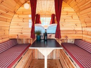 a room with a table and a bed in a cabin at NUR Camping Stellplatz OHNE Zelt oder Wohnwagen sowie Schlaffässer in Groß Kordshagen