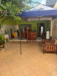 a blue umbrella on a patio in a house at La Lagartija Iquitos in Iquitos
