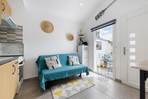 a living room with a blue couch in a kitchen at Villa Sandra - Le Verdon, Medoc in Le Verdon-sur-Mer