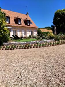 a house with a gravel driveway in front of it at L'épi de blé in Saint-Astier