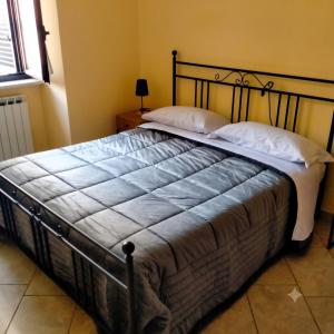 a bedroom with a large bed with white pillows at Casa dei Nipotini con Posto Auto Riservato in Paganica +18 photos