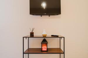 a shelf with a television and a lantern on it at Guest House Michele in Orvieto Scalo