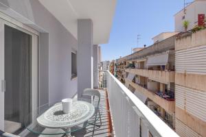 a balcony with a glass table on a balcony at Apartamento Calafell Mar in Calafell