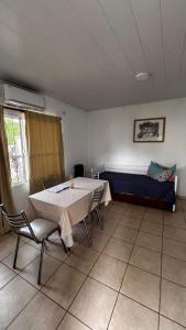 a room with a table and chairs and a couch at Espacio Canela monoambiente in Ramallo