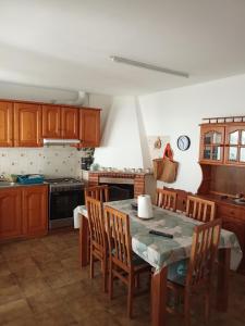 a kitchen with a table with chairs and a stove at Ze Carlos Simoes in Mira