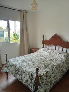 a bed in a bedroom with a window at Ze Carlos Simoes in Mira