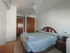 a bedroom with a bed with two towels on it at Apartamento en Benicasim, El Torreón, parking, entrada autónoma in Benicàssim +29 photos