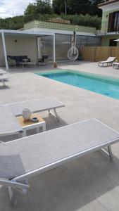 a picnic table sitting next to a swimming pool at Ripamè B&B in Ripa Teatina