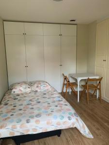 a bedroom with a bed and a table with chairs at Studio Indépendant in Floirac
