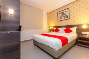 a hotel room with a bed and a bathroom at Hotel Dream Nur Kota Syahbandar in Malacca