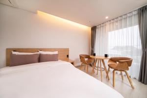 En eller flere senge i et værelse på Pino Hotel + 24 billeder
