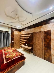 a bedroom with a bed and a wooden wall at Hotel rexa in Vrindāvan