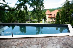 una piscina di fronte a una casa di Szandy a Sovata