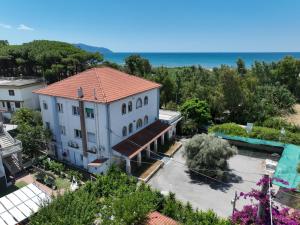 an aerial view of a building with a swimming pool at Hotel sul Mare e Lido Atena in Paestum
