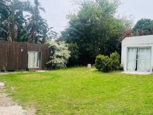 a yard with a fence and a house at Posada CASA in Punta del Este