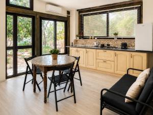 a kitchen and dining room with a table and chairs at Casa della Salvia con Piscina, relax in campagna vicino al mare in Santa Croce Camerina