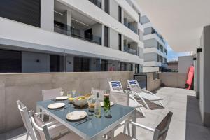 a table and chairs on the balcony of a building at Casa Maku in San Pedro del Pinatar