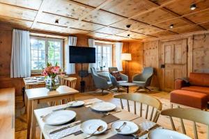 a living room with a table and chairs at Münsterhus Josefs Alpine Lodge in Schruns